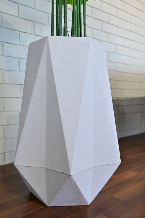 Diamond 26 inc white stone with banana plant 6 feet